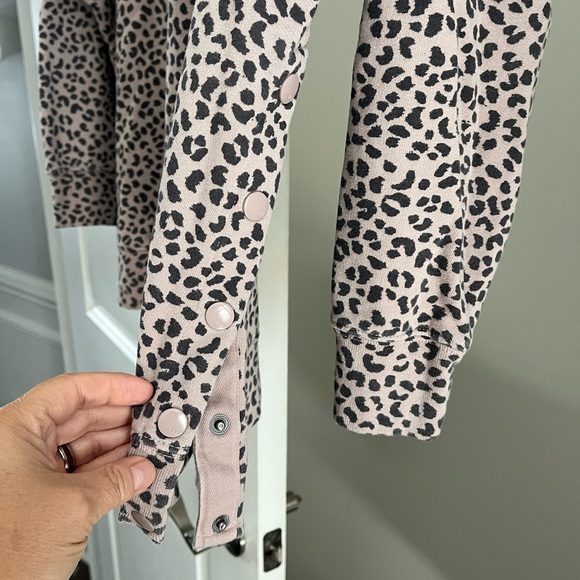 Abercrombie leopard oversized sweatshirt size XL with side snaps barely worn - Picture 5 of 5